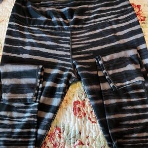 Nike mid rise full length Black Striped Leggings with Side Pockets